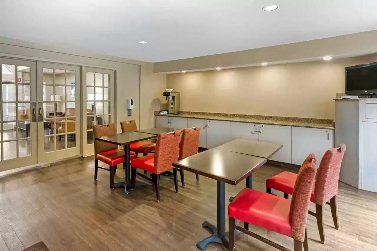 Mainstay North Hotel 2*