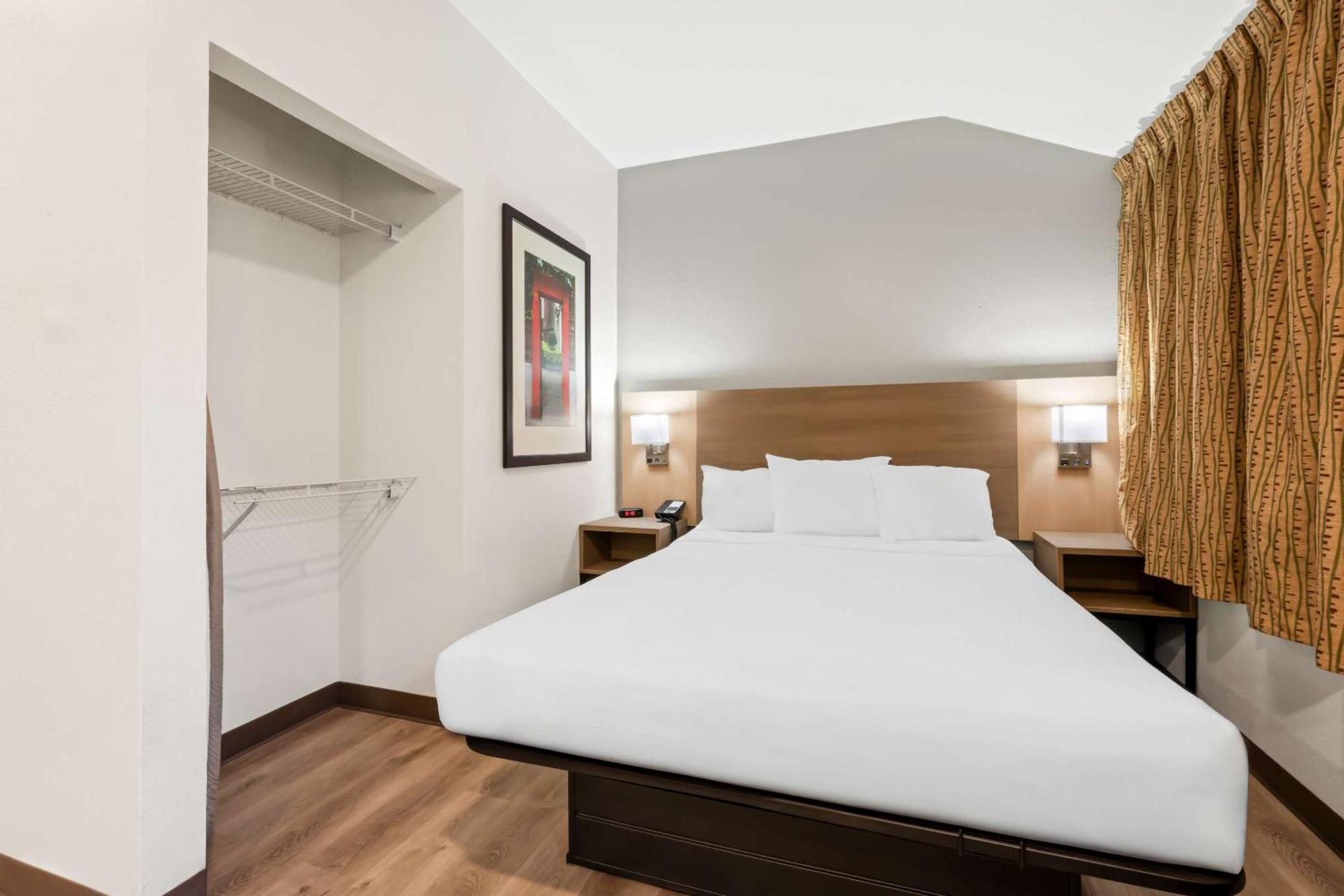 Mainstay North Hotel